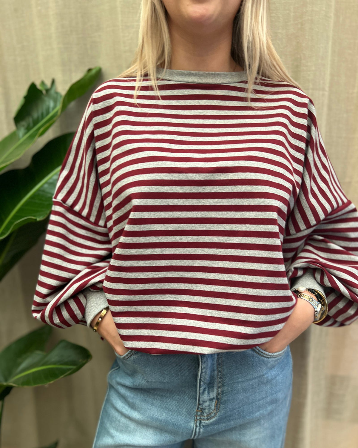 Gestreepte Sweater met Open Rug – Grijs & Bordeaux
