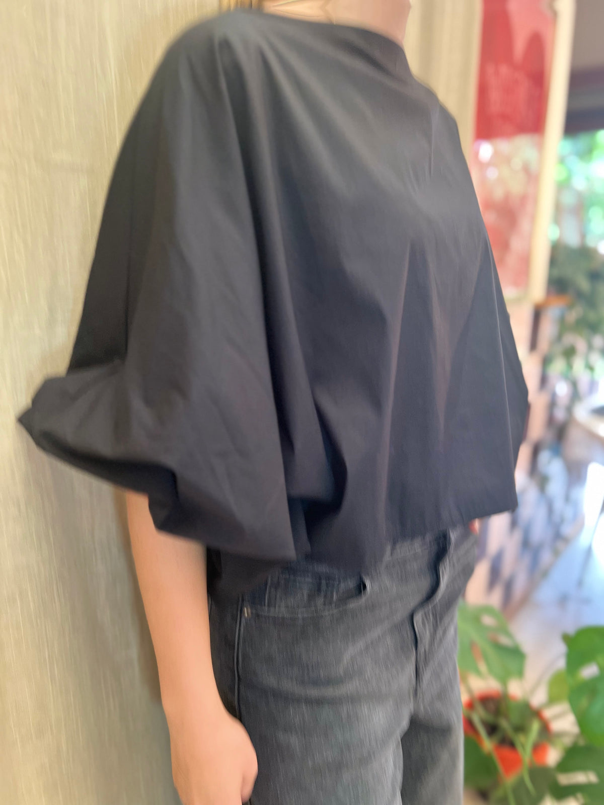 Bloesje zwart met pofmouwen-zwart