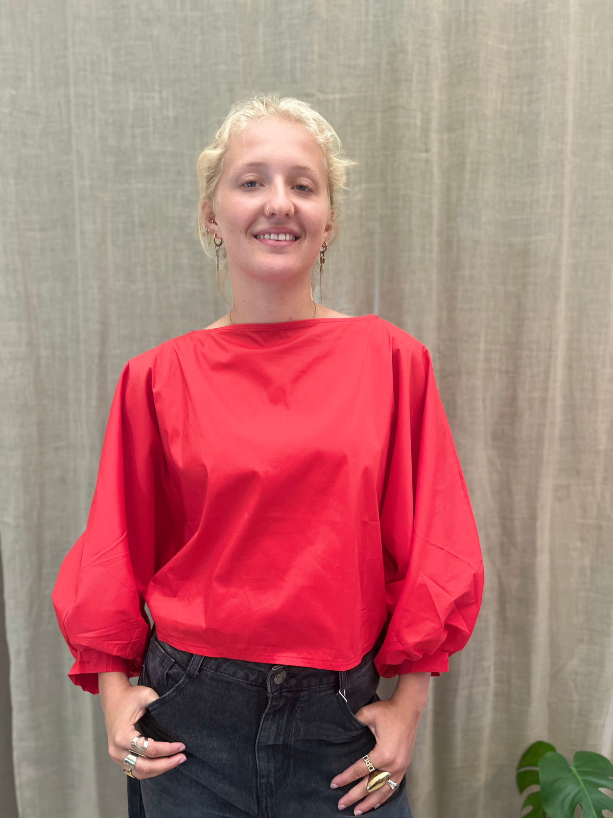 Bloesje zwart met pofmouwen-rood