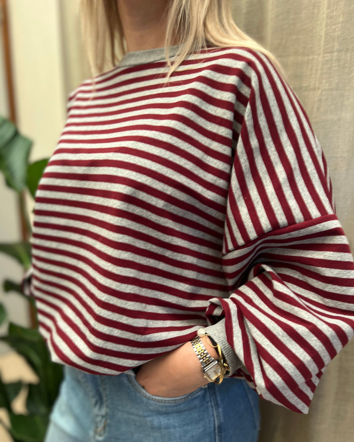 Gestreepte Sweater met Open Rug – Grijs & Bordeaux