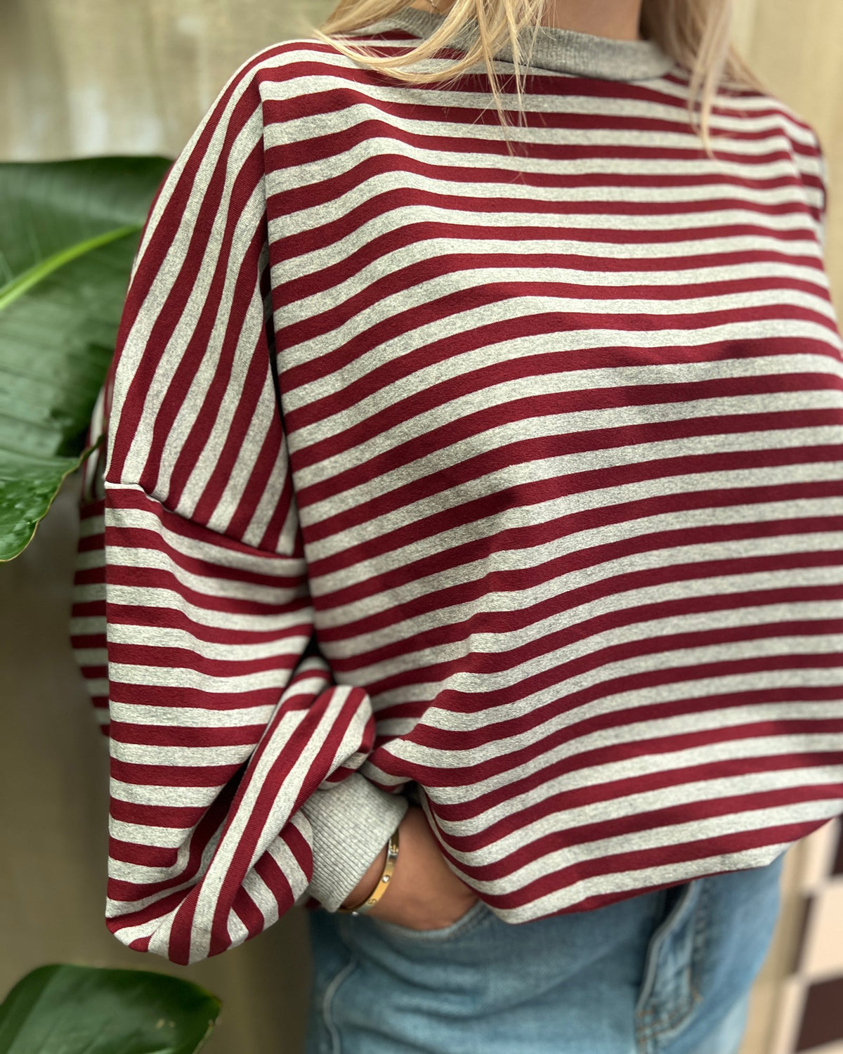 Gestreepte Sweater met Open Rug – Grijs & Bordeaux