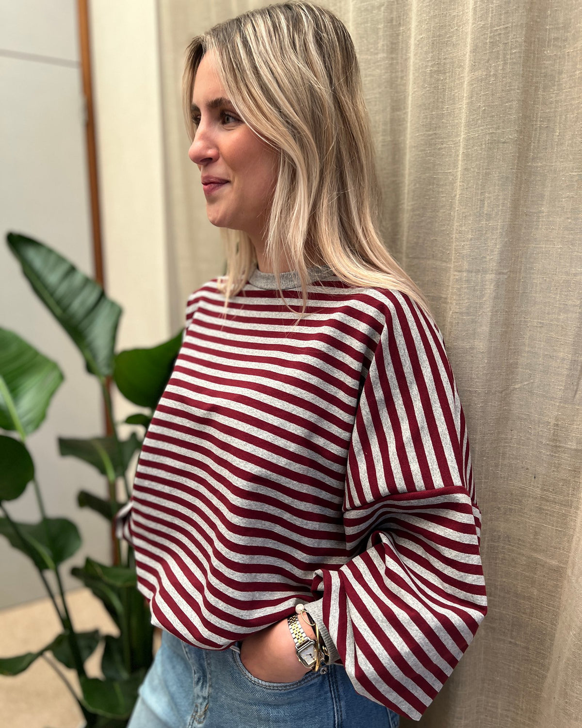 Gestreepte Sweater met Open Rug – Grijs & Bordeaux