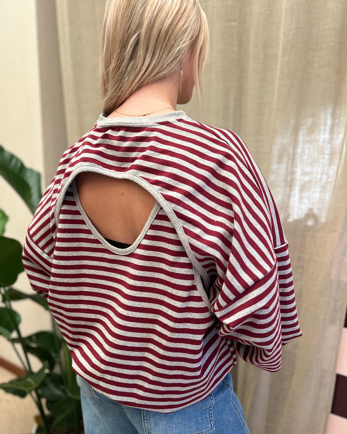 Gestreepte Sweater met Open Rug – Grijs & Bordeaux