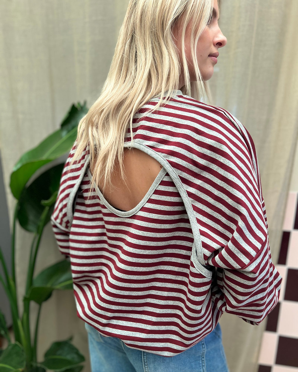 Gestreepte Sweater met Open Rug – Grijs & Bordeaux